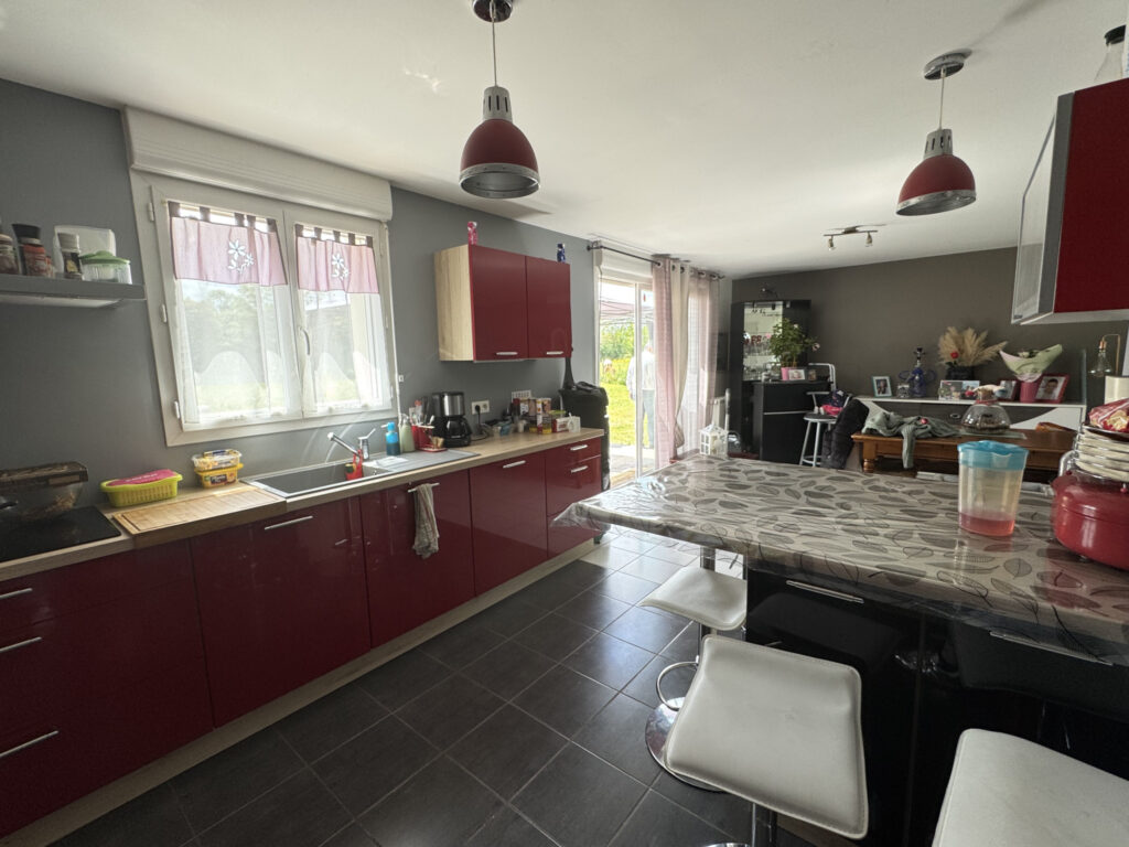 Proposée par Cazin Immobilier Située entre Vimoutiers et Gac – 6 pièces – 5 chambres – 109 m²