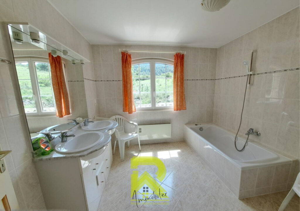 Charmante Maison + 4 appartements +1 terrain viabilisé à RIB – 14 pièces – 8 chambres – 350 m²