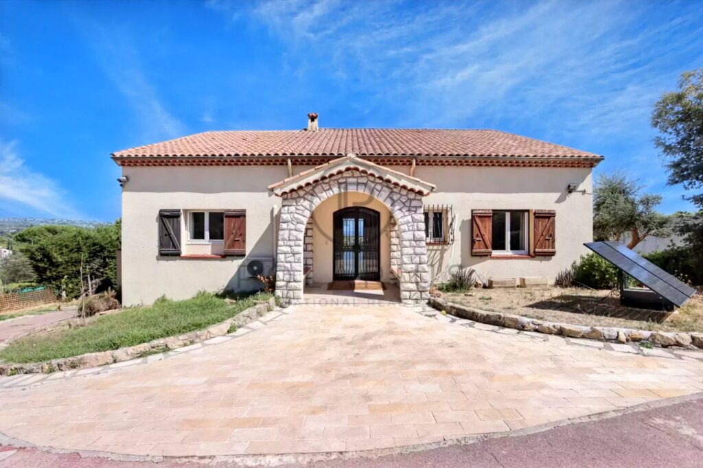 Villa de luxe avec vue sur la mer à vendre à Antibes – 6 chambres, piscine et appartement d&rsquo;invités – 9 pièces – 6 chambres – 350 m²
