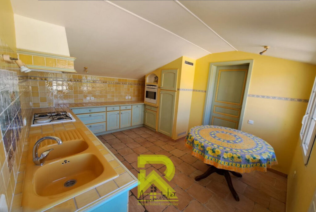 Charmante Maison + 4 appartements +1 terrain viabilisé à RIB – 14 pièces – 8 chambres – 350 m²
