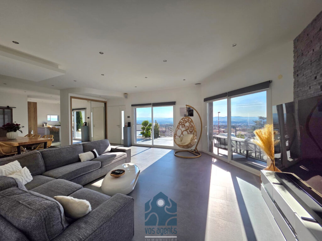 Villa 5 pièces avec terrasse, vue panoramique, jardin, pisci – 5 pièces – 3 chambres – 222 m²