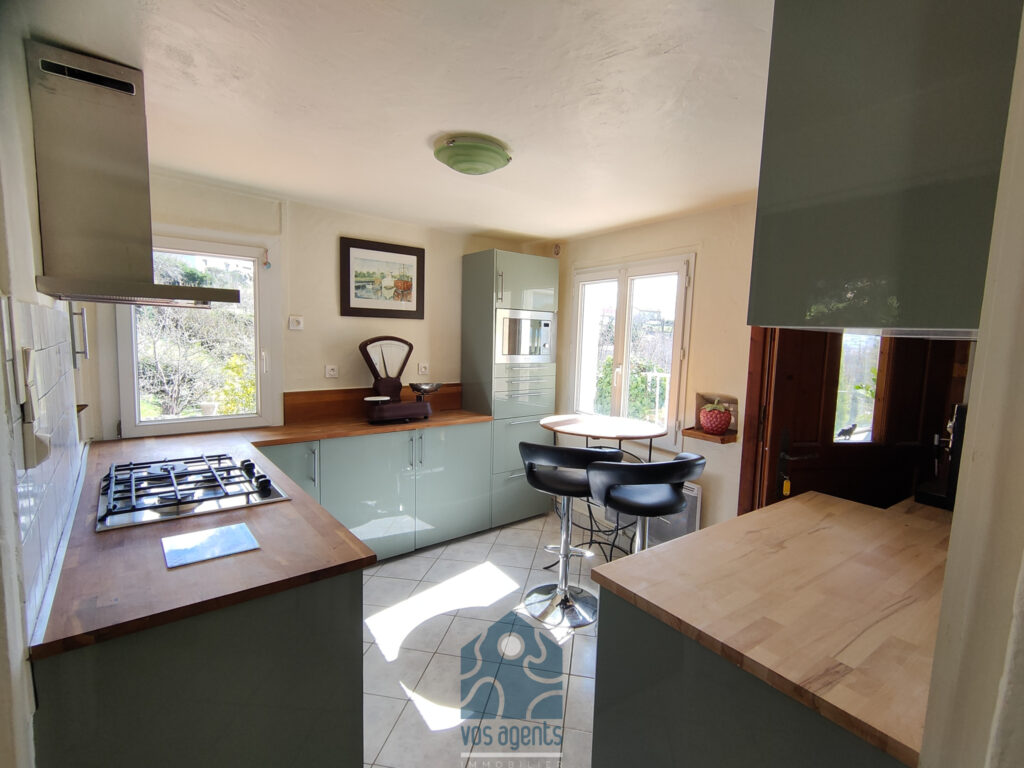 Maison 8 pièces avec piscine et jardin – 8 pièces – 4 chambres – 211 m²