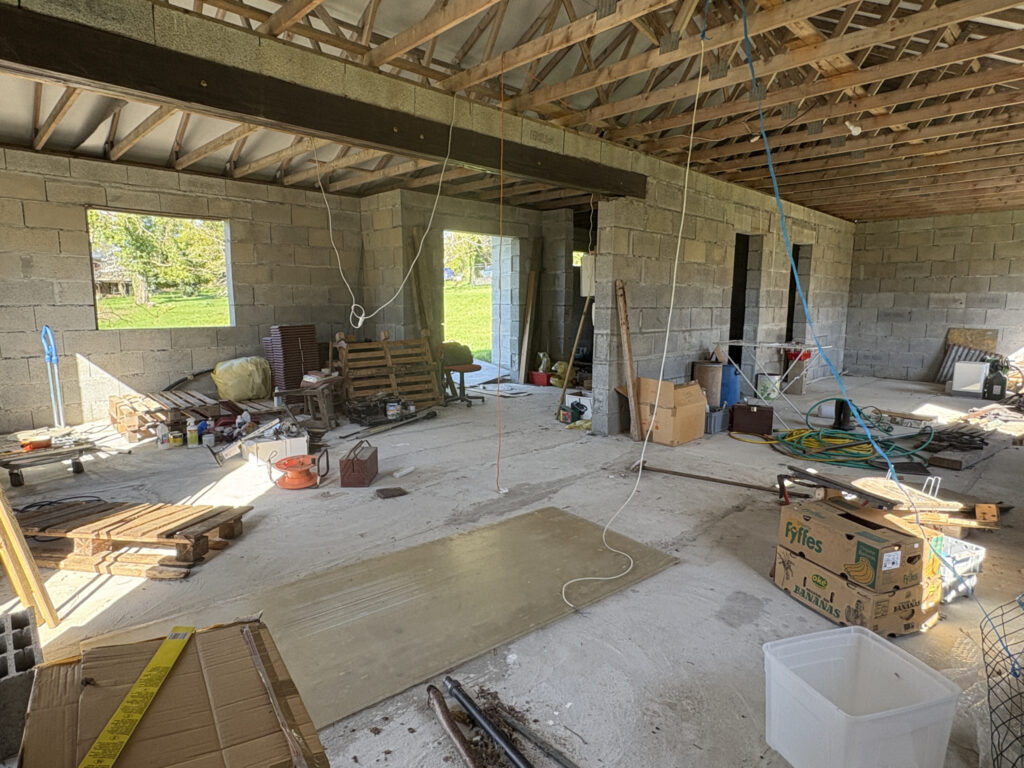 Maison de campagne à finir de construire – 3 pièces – 2 chambres – 93 m²