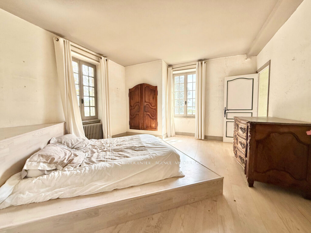 Annonce immobilière   Exceptionnelle propriété à 10 MN au su – 9 pièces – 6 chambres – 300 m²