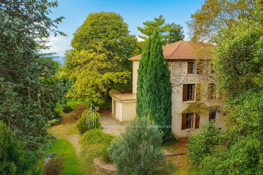Annonce immobilière   Exceptionnelle propriété à Cheyssieu.  – 9 pièces – 6 chambres – 300 m²