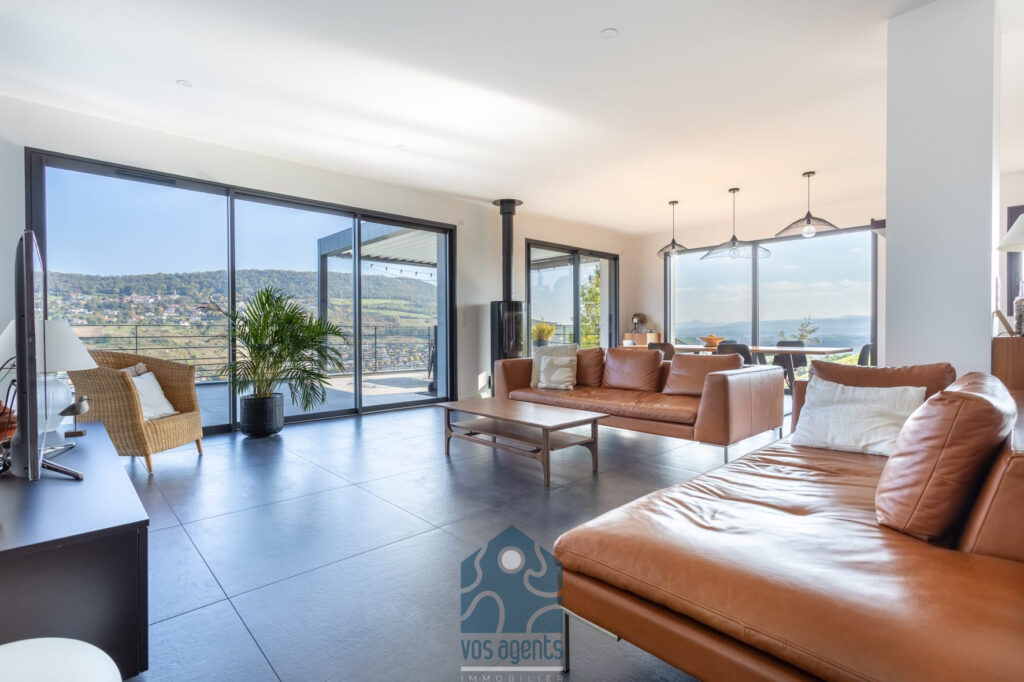 Villa avec vue, piscine, terrasses et garages – 6 pièces – 4 chambres – 170 m²