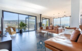 Villa avec vue, piscine, terrasses et garages – 6 pièces – 4 chambres – 170 m²