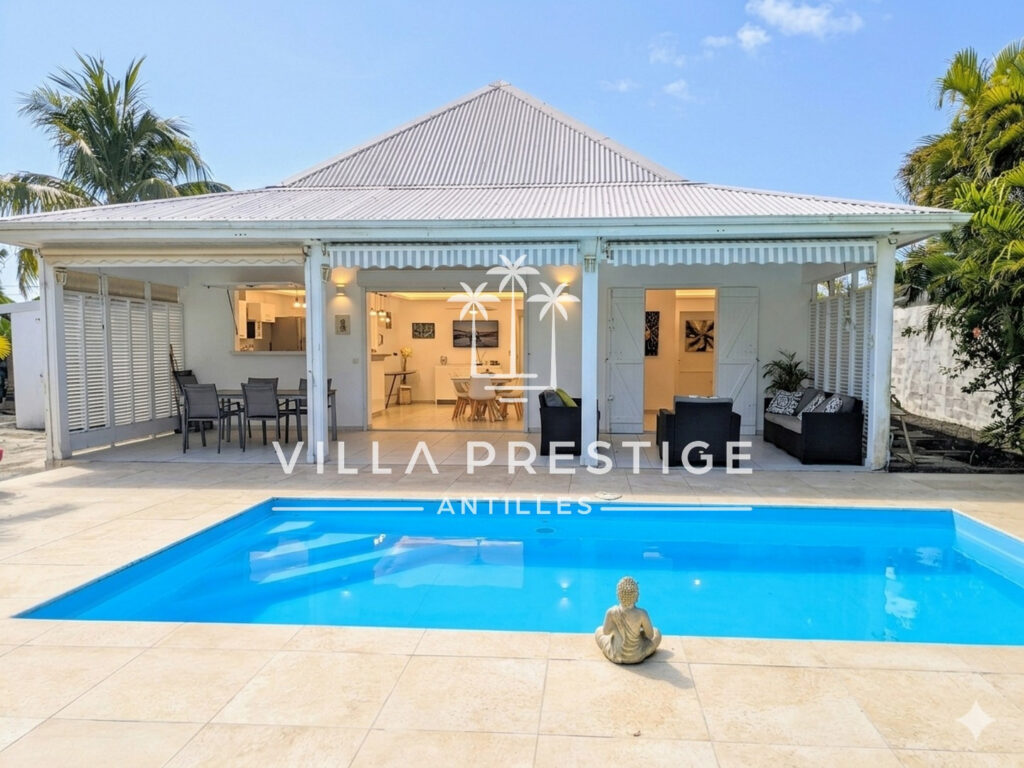 VILLA DE CHARME AVEC PISCINE ET GARAGE – CENTRE-VILLE SAINT- – 4 pièces – 3 chambres – 83.84 m²