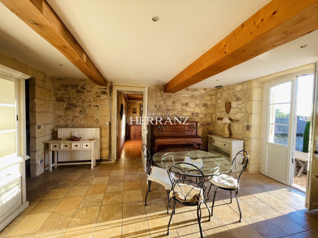 Propriété de Caractère en Pierre à Libourne, proche Saint-Ém – 8 pièces – 3 chambres – 192 m²