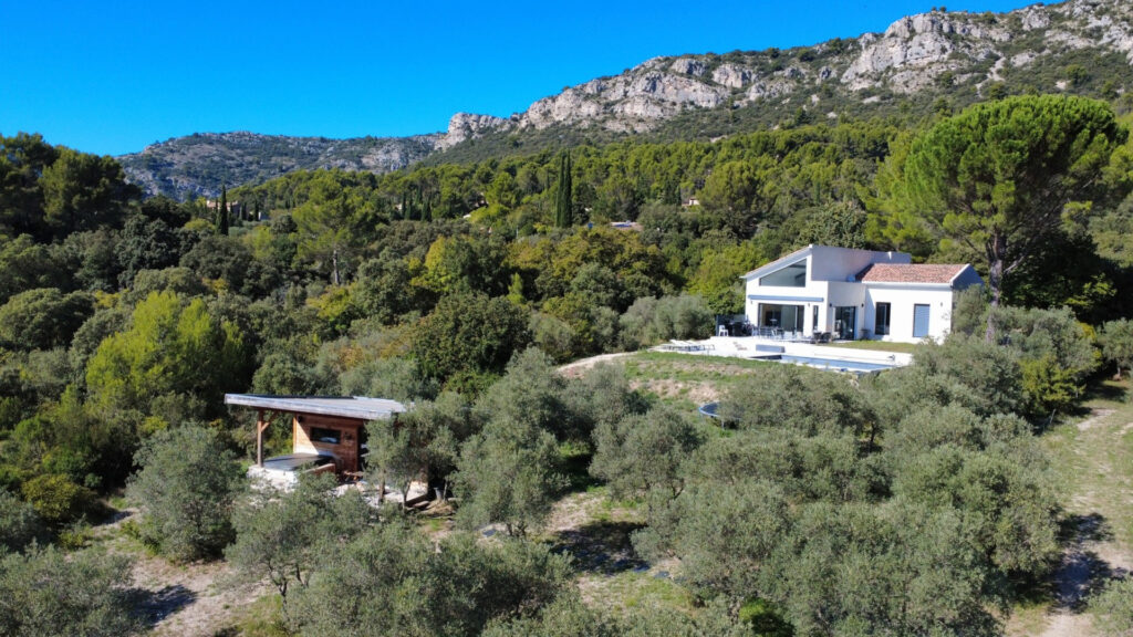 Parcelle avec nombreux oliviers. – 5 pièces – 4 chambres – 174 m²