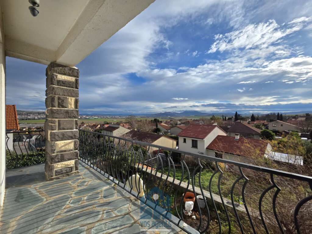 Maison avec terrasse, balcon et garage – 5 pièces – 3 chambres – 124.15 m²