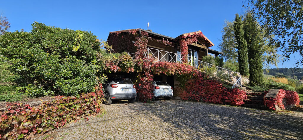 Beaujolais vert : maison calme, écologique avec vue et pisci – 7 pièces – 5 chambres – 228.26 m²