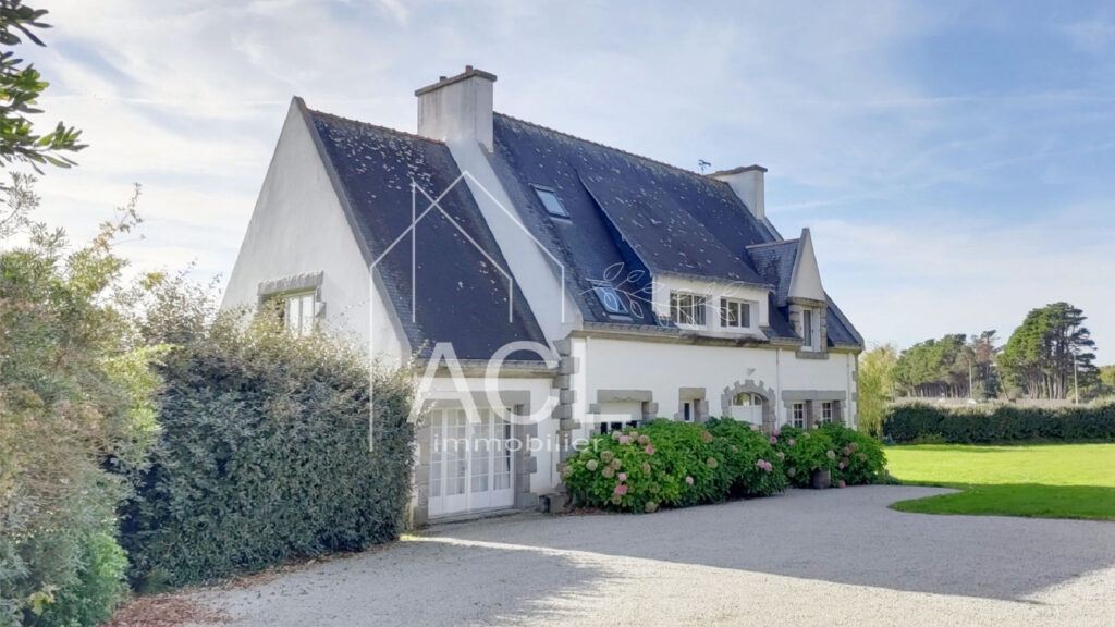 Grande maison familiale pieds dans l&rsquo;eau, entre saline et oc – 10 pièces – 7 chambres – 271.31 m²