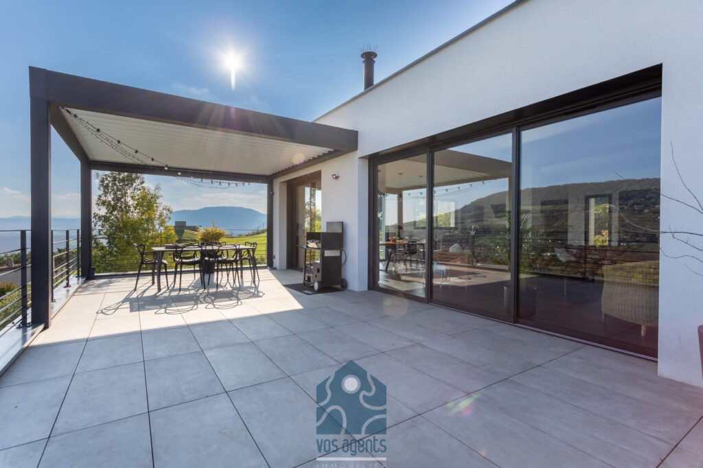 Villa avec vue, piscine, terrasses et garages – 6 pièces – 4 chambres – 170 m²