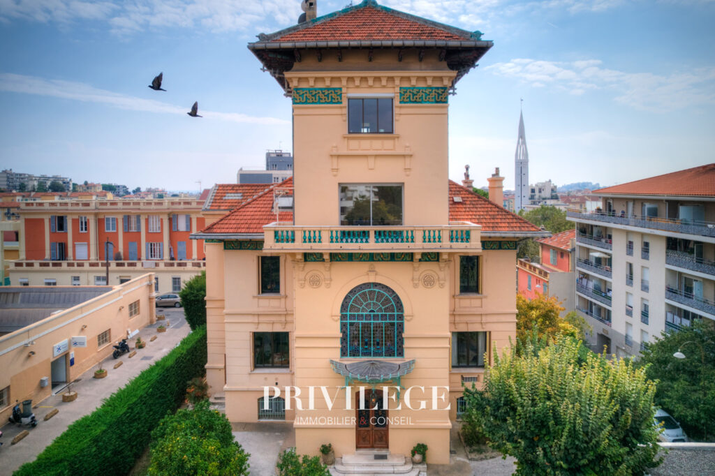 Villa historique d&rsquo;exception   Nice (1901)   824 m2 habitabl – 11 pièces – 7 chambres – 824 m²