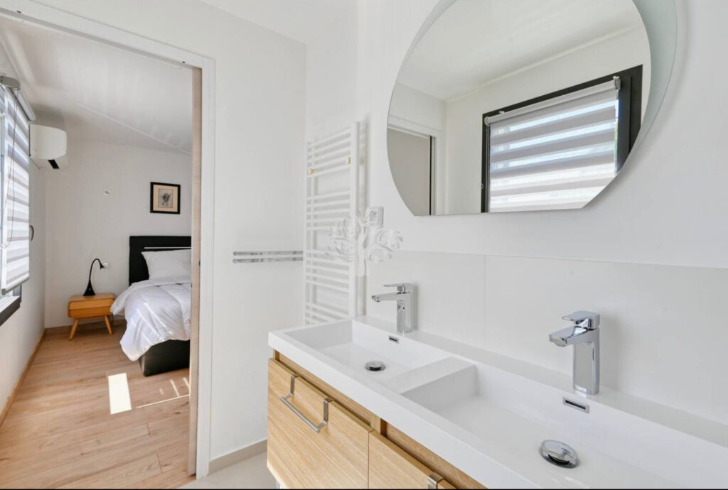 A VENDRE SANARY SUR MER PENTHOUSE D&rsquo;EXCEPTION VUE MER TROPEZ – 4 pièces – 3 chambres – 104.61 m²