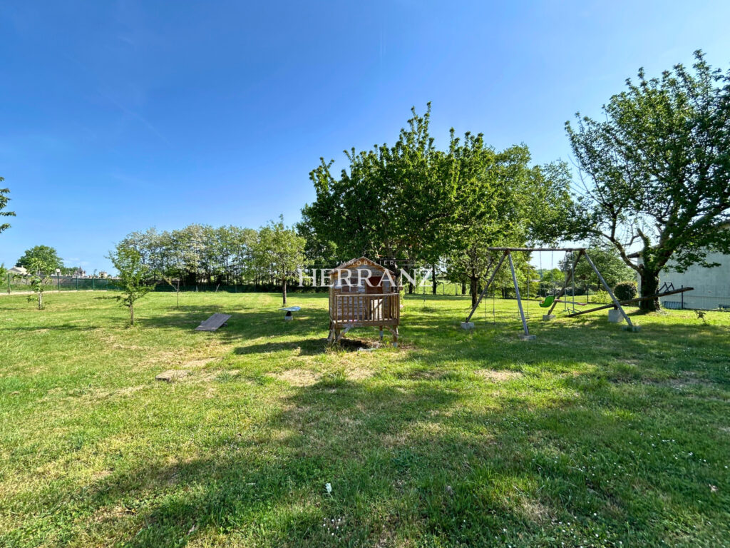 Maison familiale avec vue château à Rauzan, piscine et studi – 6 pièces – 4 chambres – 152 m²
