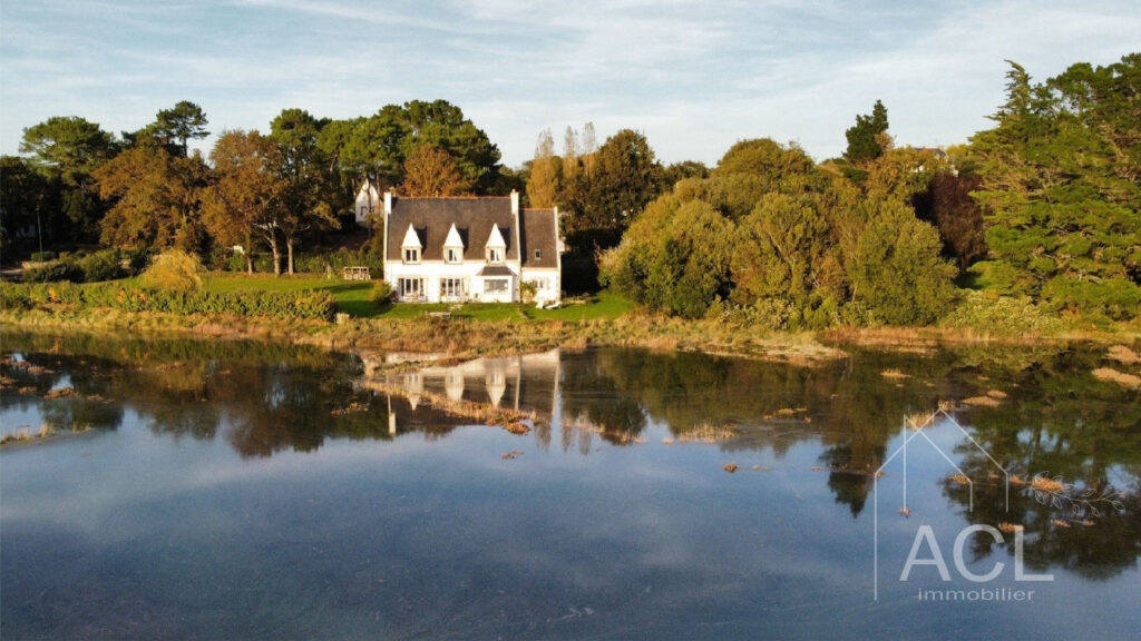 Grande maison familiale pieds dans l&rsquo;eau, entre saline et oc – 10 pièces – 7 chambres – 271.31 m²