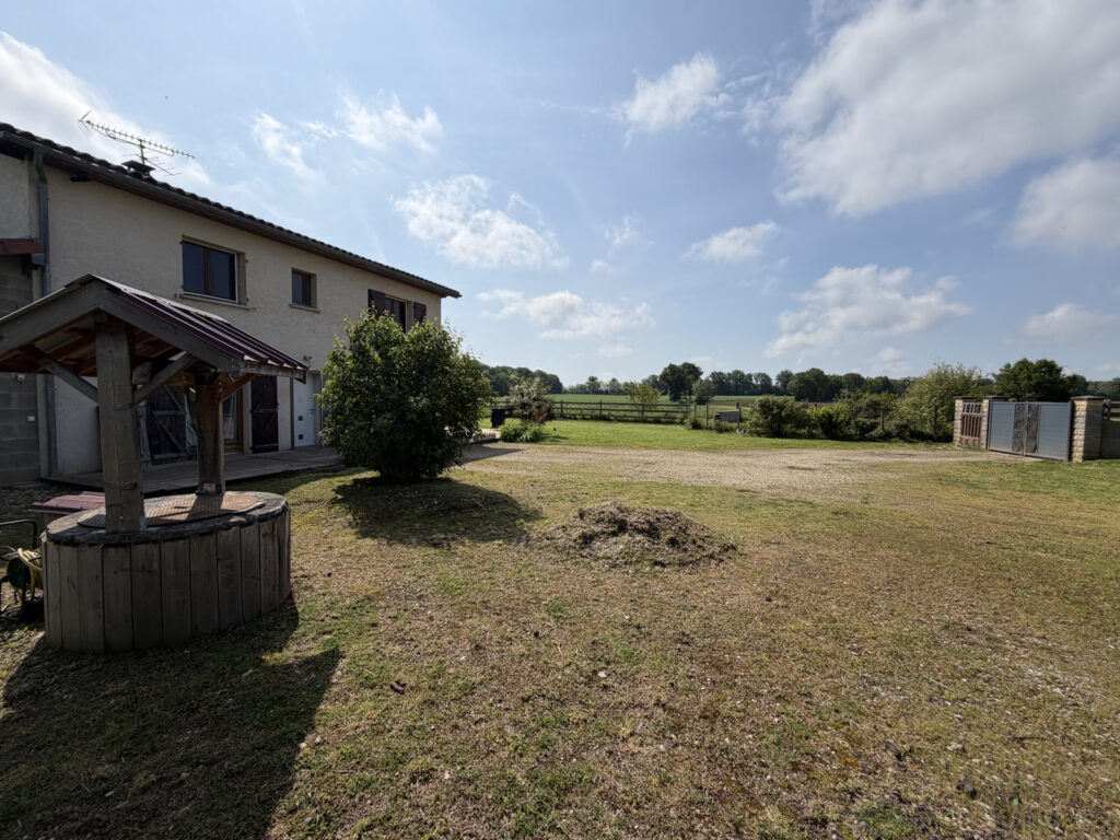 A LA CAMPAGNE – SAINT ANDRE SUR VIEUX JONC – 7 pièces – 3 chambres – 140 m²