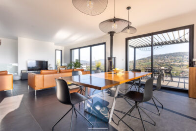 Villa avec vue, piscine, terrasses et garages – 6 pièces – 4 chambres – 170 m²