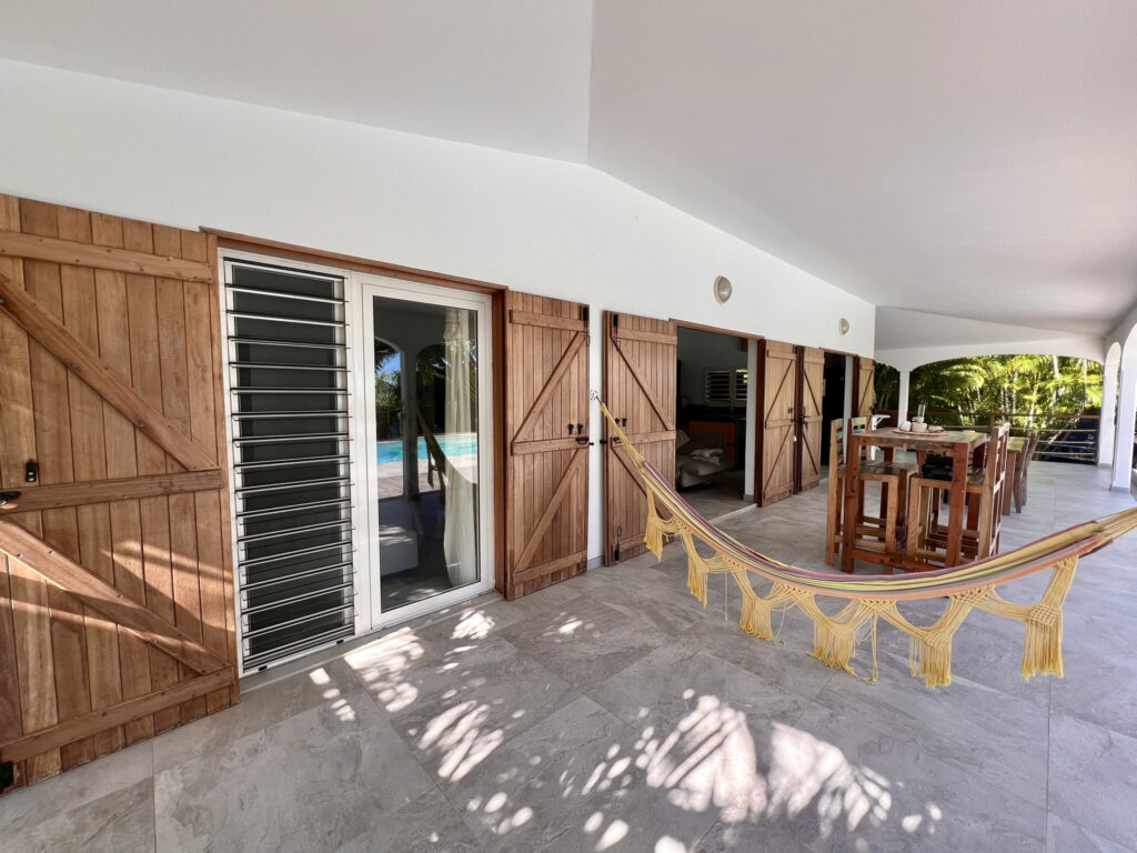 Villa avec vue mer et gîtes à Saint-François – 9 pièces – 6 chambres – 200 m²