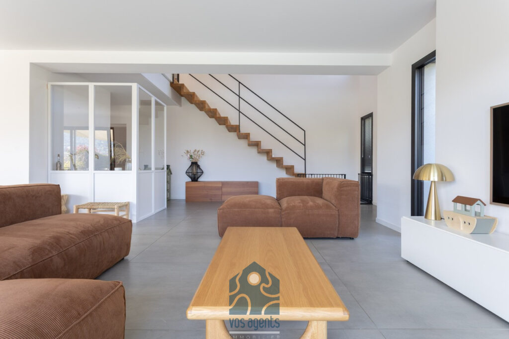Villa avec vue, piscine, terrasses et garages – 6 pièces – 4 chambres – 178 m²