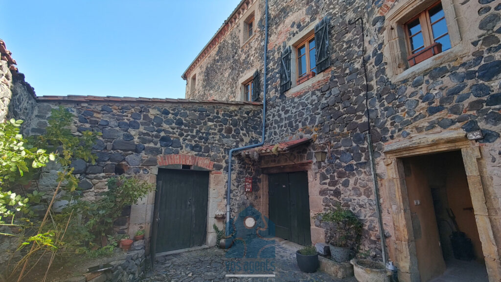 Maison 300 m 2 habitable avec cour, garage,caves, atelier et – 7 pièces – 5 chambres – 300 m²