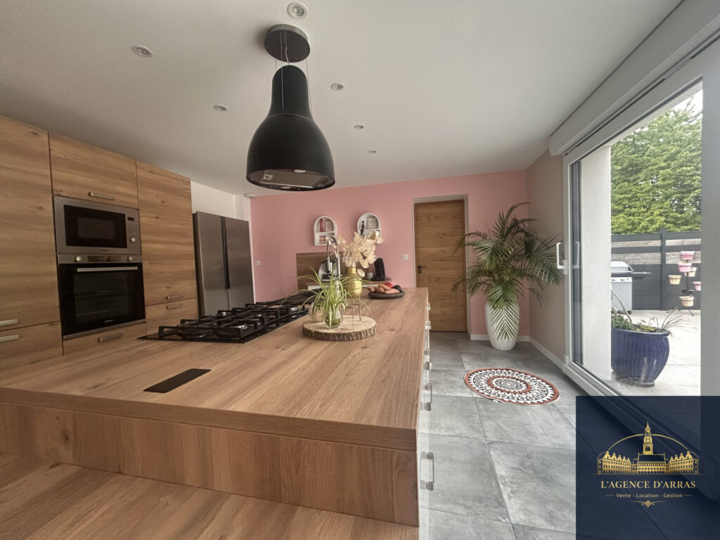 MAISON NEUVE IDEALEMENT SITUÉE CUA – 7 pièces – 5 chambres – 181 m²