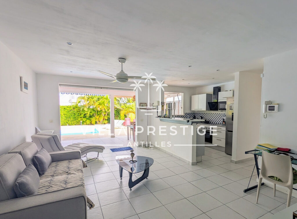 VILLA DE CHARME AVEC PISCINE ET GARAGE – CENTRE-VILLE SAINT- – 4 pièces – 3 chambres – 83.84 m²