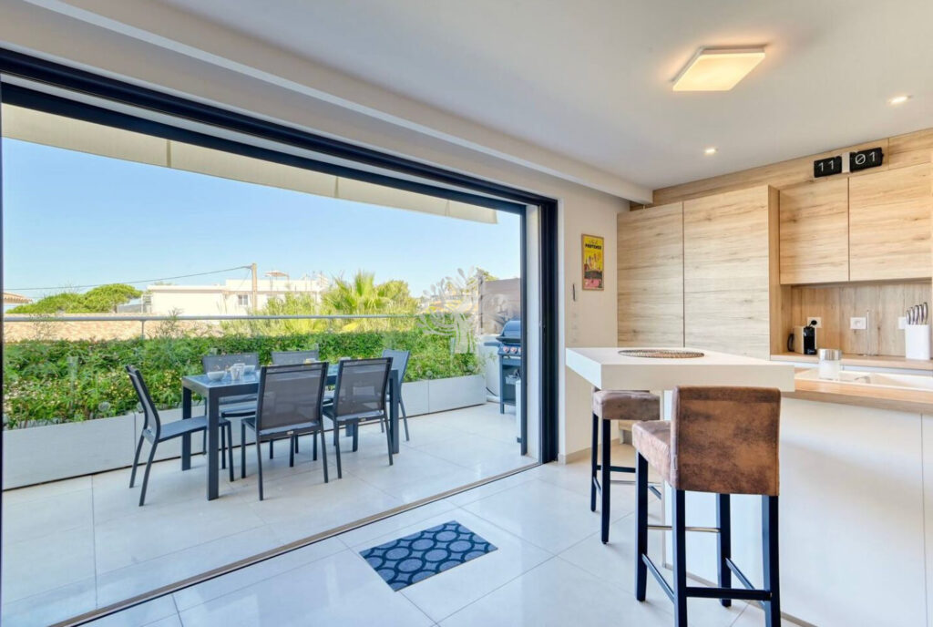 A VENDRE SANARY SUR MER PENTHOUSE D&rsquo;EXCEPTION VUE MER TROPEZ – 4 pièces – 3 chambres – 104.61 m²