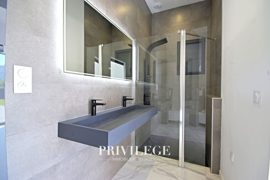 Plain-pied contemporain avec piscine et prestations haut de  – 4 pièces – 3 chambres – 155 m²