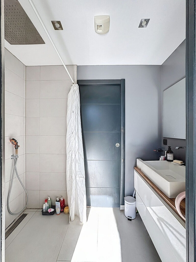 Parcelle avec nombreux oliviers. – 5 pièces – 4 chambres – 174 m²