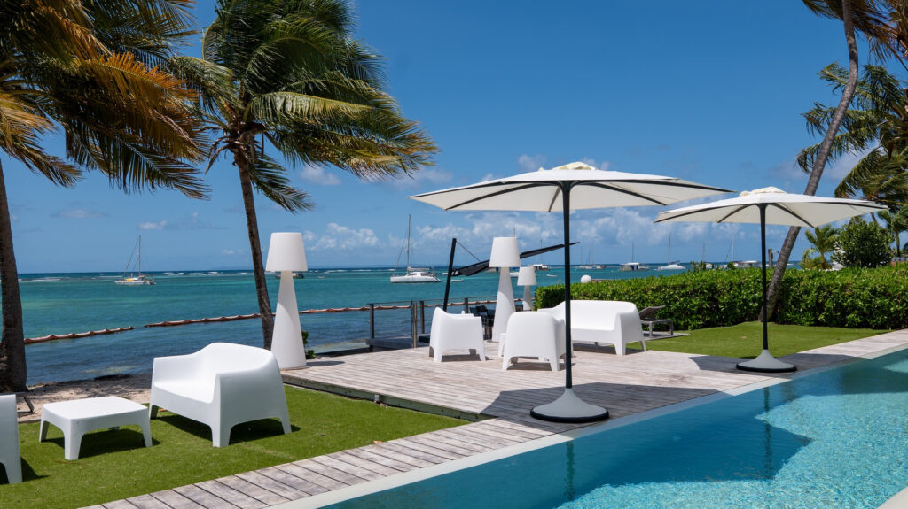 VILLA D&rsquo;EXCEPTION AVEC PLAGE SUR LE LAGON DE ST FRANCOIS – 7 pièces – 6 chambres – 260 m²