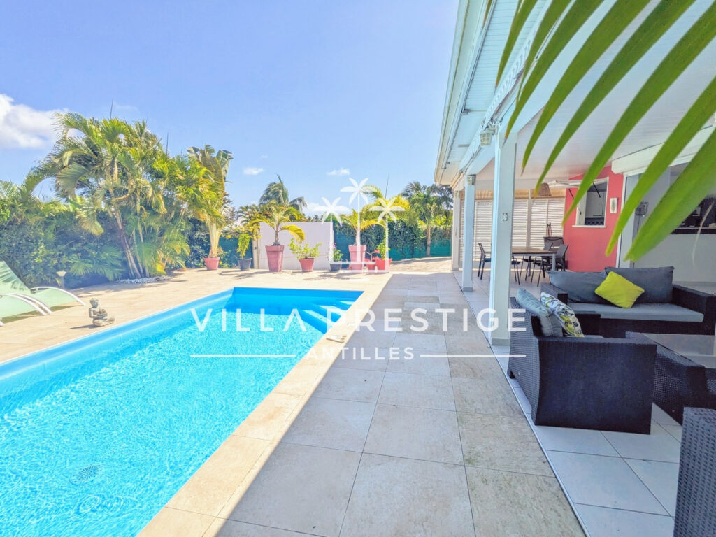 VILLA DE CHARME AVEC PISCINE ET GARAGE – CENTRE-VILLE SAINT- – 4 pièces – 3 chambres – 83.84 m²