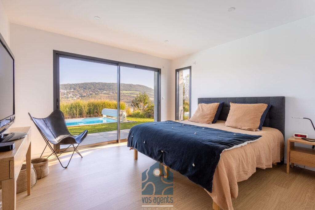 Villa avec vue, piscine, terrasses et garages – 6 pièces – 4 chambres – 170 m²