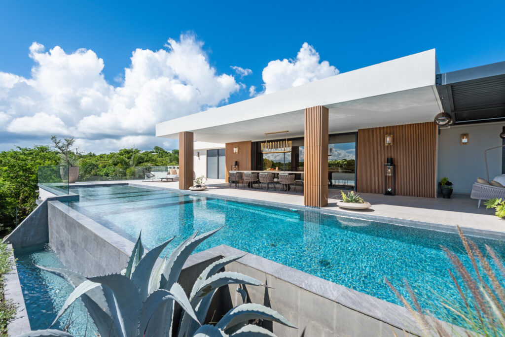 VILLA DE LUXE -270m2 – VUE MER EN GUADELOUPE – 5 pièces – 3 chambres – 270 m²