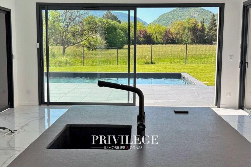 Plain-pied contemporain avec piscine et prestations haut de  – 4 pièces – 3 chambres – 155 m²