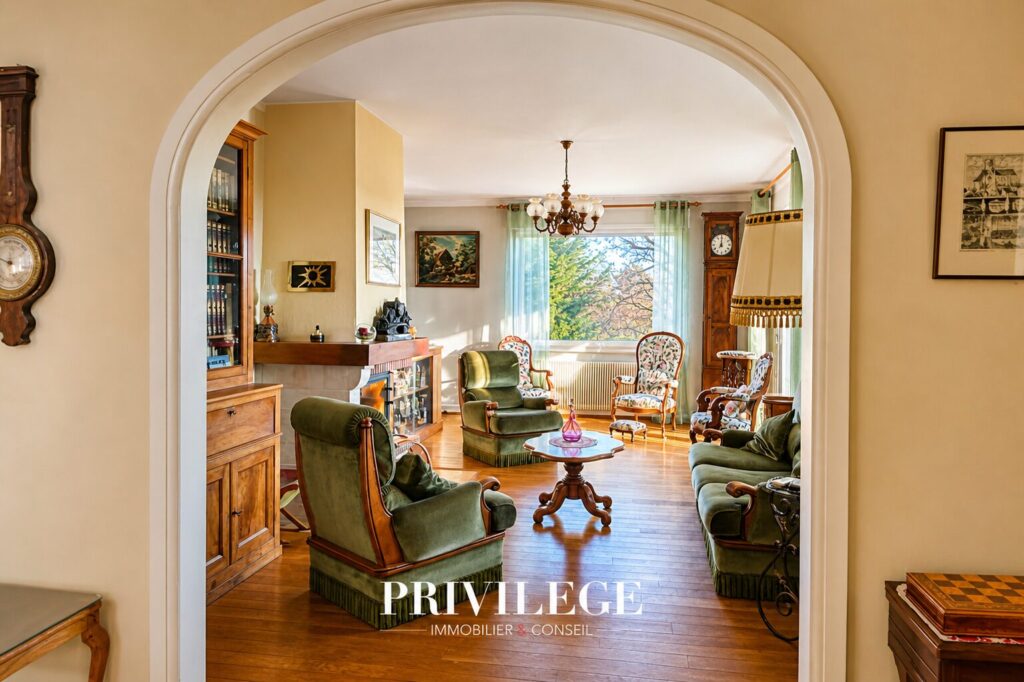 Maison de 225 m2 sur un terrain de 1715 m2 fort potentiel d&rsquo; – 7 pièces – 5 chambres – 229 m²