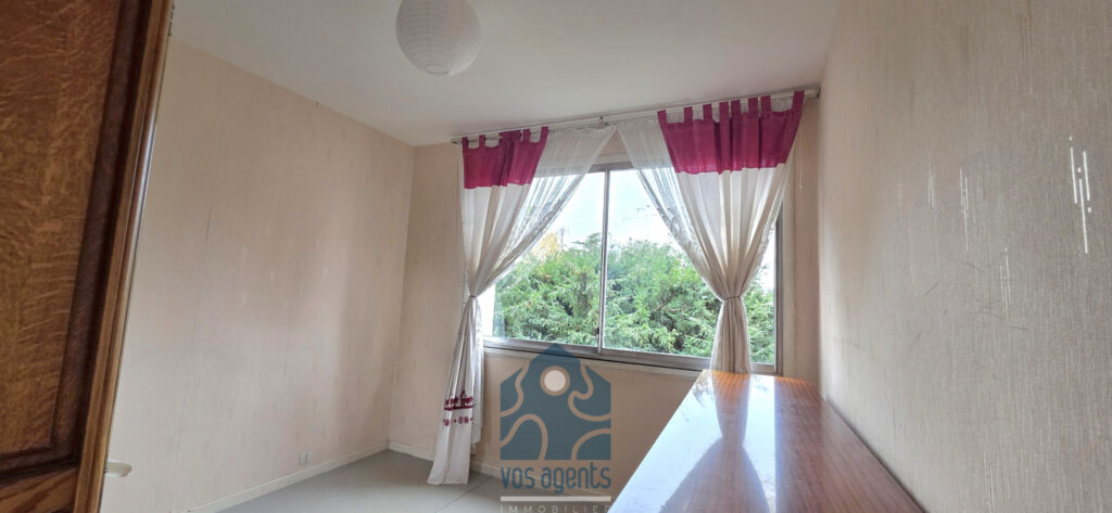 Appartement T4 avec balcon, parking couvert et annexes – 4 pièces – 3 chambres – 68.52 m²