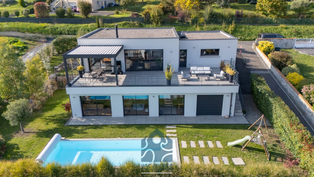 Villa avec vue, piscine, terrasses et garages – 6 pièces – 4 chambres – 170 m²
