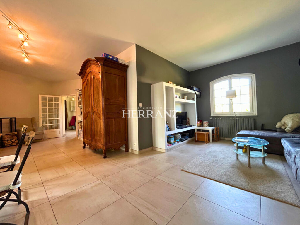 Maison familiale avec vue château à Rauzan, piscine et studi – 6 pièces – 4 chambres – 152 m²