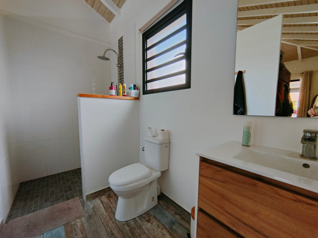 VILLA RECENTE AVEC PISCINE GARAGE SUR TERRAIN 2000 M2 EN CEN – 4 pièces – 3 chambres – 128 m²