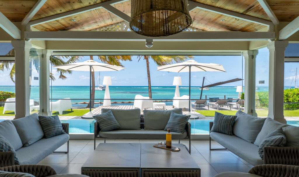 VILLA D&rsquo;EXCEPTION AVEC PLAGE SUR LE LAGON DE ST FRANCOIS – 7 pièces – 6 chambres – 260 m²