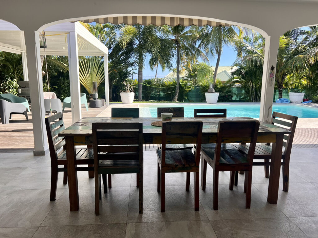 Villa avec vue mer et gîtes à Saint-François – 9 pièces – 6 chambres – 200 m²