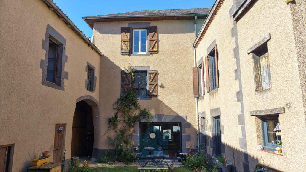 Maison de village avec cour, terrasse, caves, granges et par – 7 pièces – 5 chambres – 180 m²