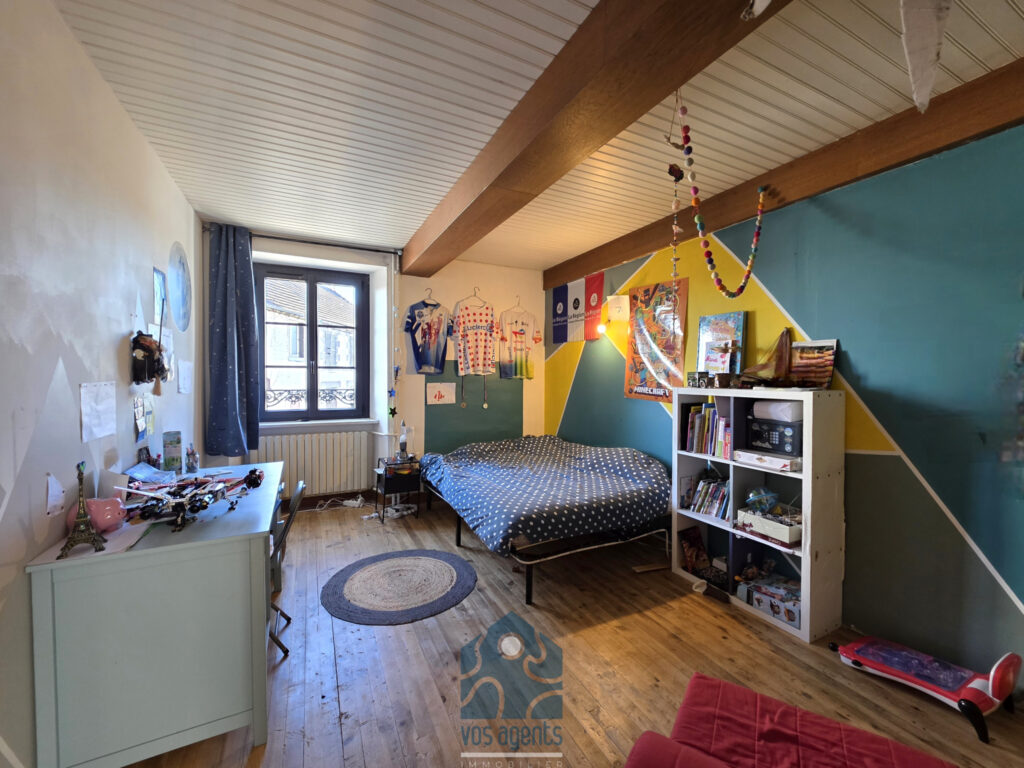 Maison de village avec cour, terrasse, caves, granges et par – 7 pièces – 5 chambres – 180 m²
