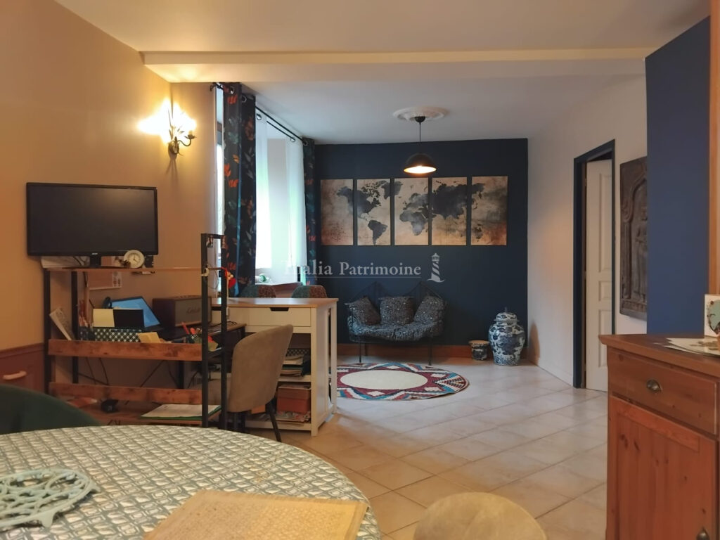 Propriété avec gîte et dépendances dans un paisible hameau e – 9 pièces – 5 chambres – 215 m²