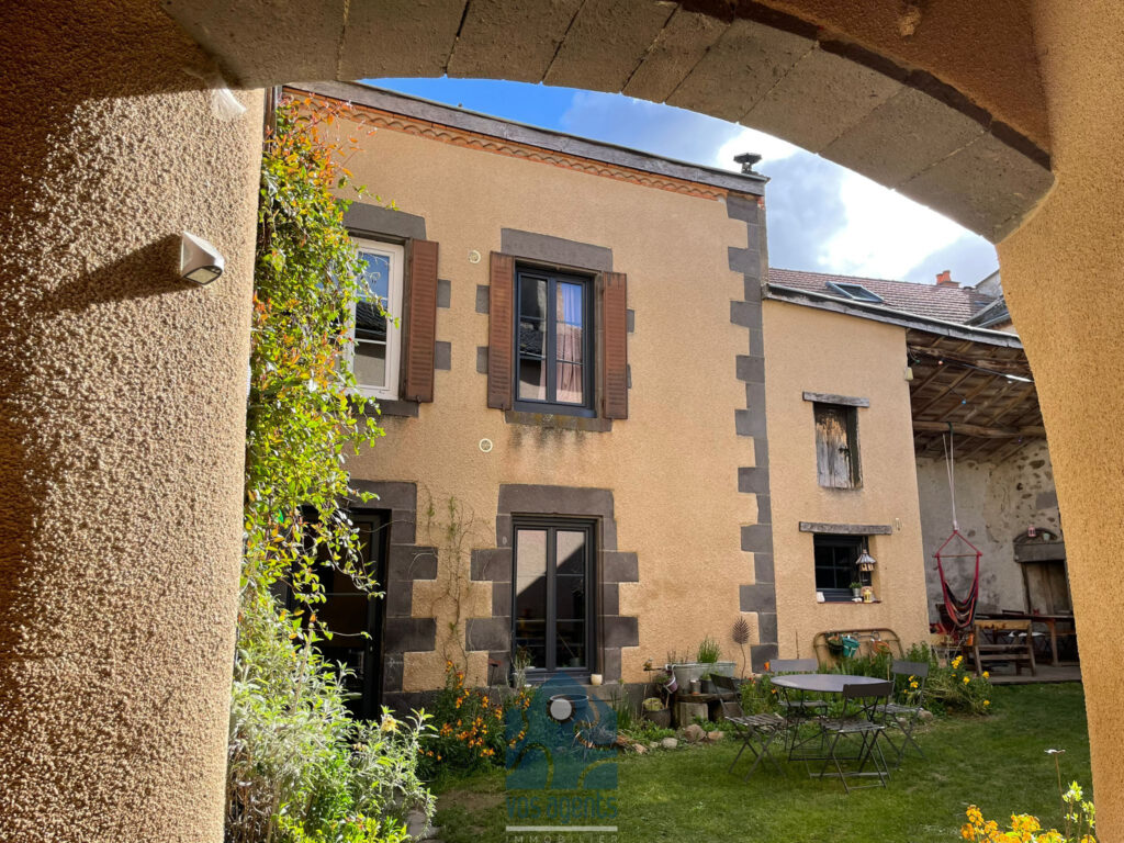 Maison de village avec cour, terrasse, caves, granges et par – 7 pièces – 5 chambres – 180 m²