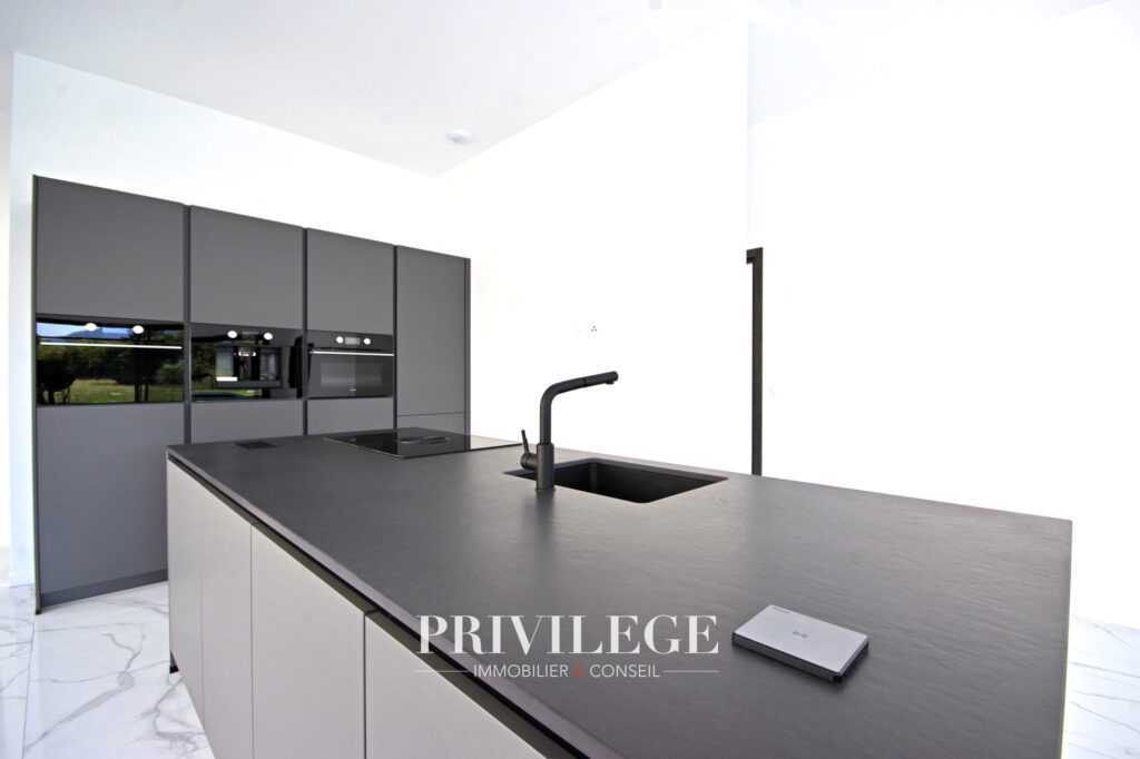 Plain-pied contemporain avec piscine et prestations haut de  – 4 pièces – 3 chambres – 155 m²