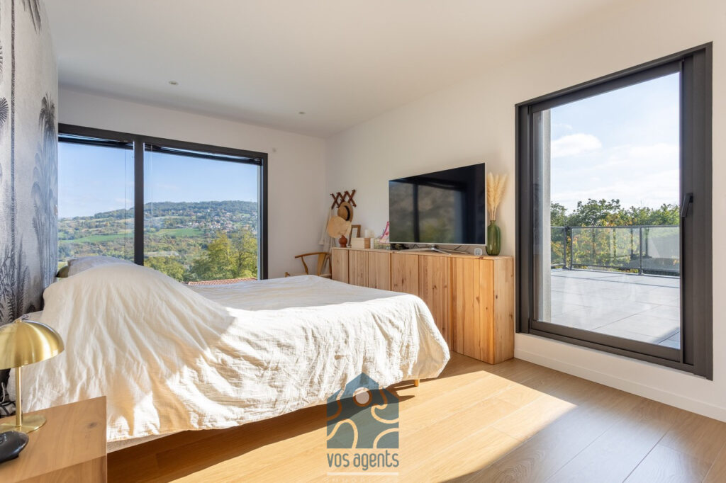 Villa avec vue, piscine, terrasses et garages – 6 pièces – 4 chambres – 178 m²